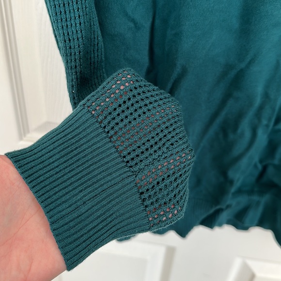 Guess Sweater Size Medium - Picture 5 of 7